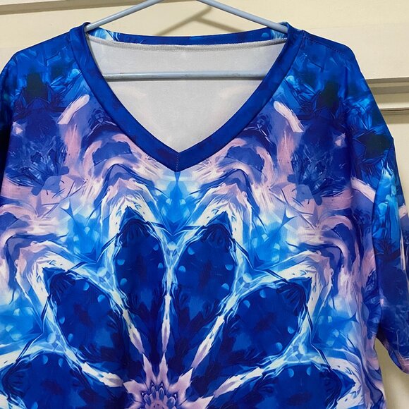 Beautiful short sleeve tunic, blue, purple & super large flower, size 1X - Picture 2 of 9
